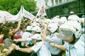 Με απώλειες ψηφίστηκε από τη Βουλή το ν/σ του υπουργείου Παιδείας