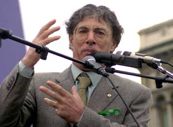 Ο ηγέτης της Λέγκας του Βορρά ζητά από τον Μπερλουσκόνι να τηρήσει τις δεσμεύσεις του