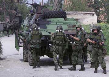 Τη διακοπή των επιθέσεων των Αλβανών επιχειρεί η Γιουγκοσλαβία