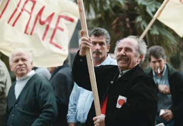 ΚΚΕ και ΣΥΝ στηρίζουν την απεργία της Πέμπτης παρά τις διαφορετικές προσεγγίσεις