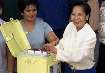 Προβάδισμα στην πρόεδρο των Φιλιππίνων δίνουν τα πρώτα ανεπίσημα αποτελέσματα
