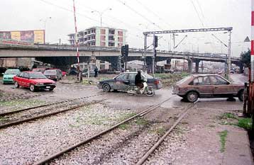 Αμαξοστοιχία του ΟΣΕ συγκρούστηκε με ΙΧ στο Μεταξουργείο