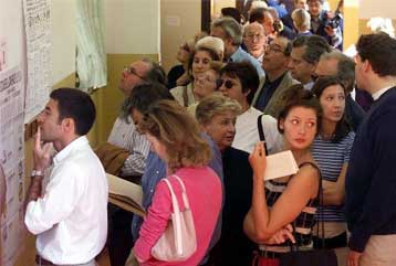 Συνωστισμός παρατηρείται στα εκλογικά τμήματα στην Ιταλία
