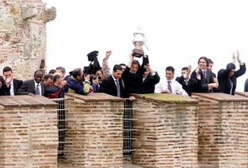 Χιλιάδες οπαδοί του ΠΑΟΚ υποδέχτηκαν στη Θεσσαλονίκη το Κύπελλο