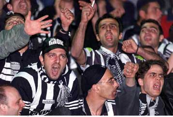 Ένα κουβάρι οι παίκτες του ΠΑΟΚ πανηγυρίζουν την κούπα