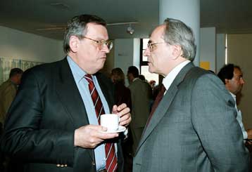 Αντιδεξιά πολιτική επιθυμεί ο ΣΥΝ, κεφαλαιοποιητικό σύστημα προτείνει ο Μάνος