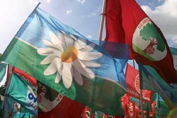 Ρουτέλι, Μπερλουσκόνι υπέγραψαν το αιχμηρό τέλος της ιταλικής προεκλογικής περιόδου