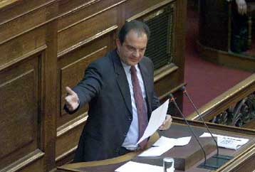 Αλληλοκατηγορίες Σημίτη – Καραμανλή με αφορμή το πολιτικό παρελθόν της χώρας