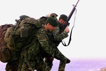 Στη Βουλή το νομοσχέδιο για την πρόσληψη 25.000 επαγγελματιών οπλιτών