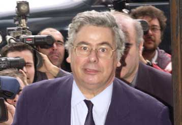 Απαντήσεις από τον πρωθυπουργό για τα καυτά προβλήματα ζητά ο Έβερτ