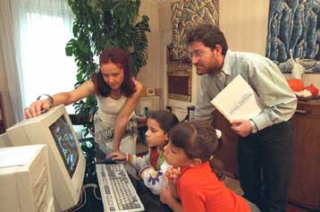 Ολοένα και περισσότεροι Ευρωπαίοι σερφάρουν στο Διαδίκτυο