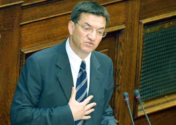 Αποφασισμένος να μην κάνει δεκτές τις παραιτήσεις Ξανθόπουλου – Σιμόπουλου ο Ευθυμίου