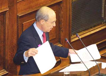 Απαντήσεις για οικονομία και ασφαλιστικό δίνει στη Βουλή ο πρωθυπουργός