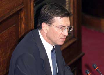 Με αναδιατυπώσεις επιμένει στην ανωτατοποίηση των ΤΕΙ ο υπουργός Παιδείας