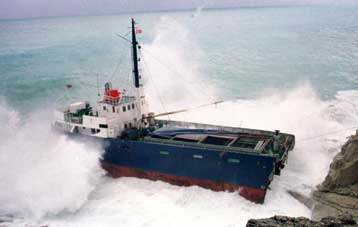 Το πλήρωμα του Μακεδονία Ι που βυθίστηκε τον Απρίλιο υποστηρίζει ότι απειλείται