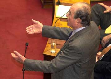 Αντιπαράθεση κυβέρνησης – αντιπολίτευσης και απόσυρση τροπολογίας του ΥΠΕΘΟ