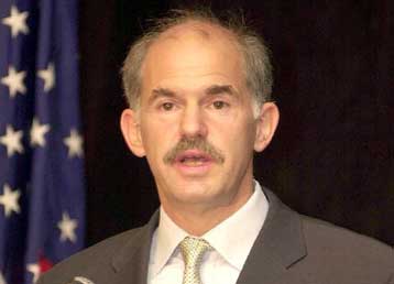 Αγαλμα – δώρο παρέδωσε ο Γ.Παπανδρέου στον Κόφι Ανάν