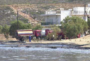 Διαρροή πετρελαίου από δεξαμενόπλοιο στη θαλάσσια περιοχή της Ελευσίνας
