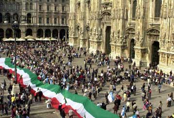 «Κορώνες» κατά ΕΕ και απεργίες πείνας συνθέτουν το προεκλογικό σκηνικό στην Ιταλία