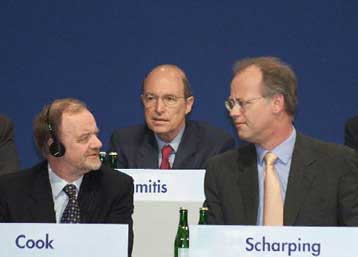 Τις αποφάσεις του 5ου Συνεδρίου του ΕΣΚ παρουσίασε ο Κώστας Σημίτης