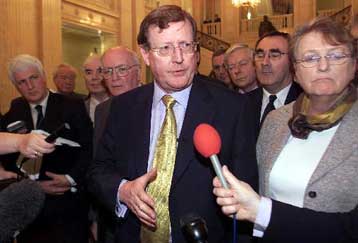 Πολιτική κρίση στη Β.Ιρλανδία; Με παραίτηση απειλεί ο Ντέιβιντ Τριμπλ, εάν ο IRA δεν παραδώσει τα όπ