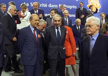 Συζήτηση με αιχμή το ασφαλιστικό είχαν στο Βερολίνο ο πρωθυπουργός και ο ΥΠΕΘΑ