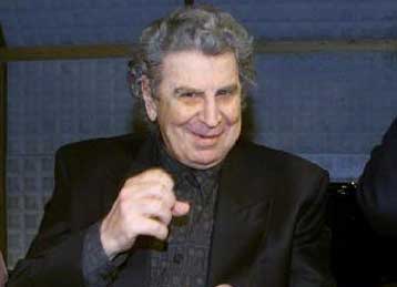 Ο Μίκης Θεοδωράκης τιμάται σε εκδήλωση της αρμενικής πρεσβείας