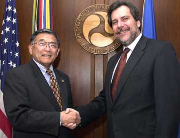 Τη συνεργασία Ελλάδας-ΗΠΑ επιβεβαίωσαν ο ΥΕΝ και ο Αμερικανός υπουργός Μεταφορών