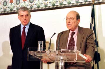 Από τη φορολογία θα προέλθουν έσοδα, λέει ο Σημίτης, όχι σε νέους φόρους ο Παπαντωνίου