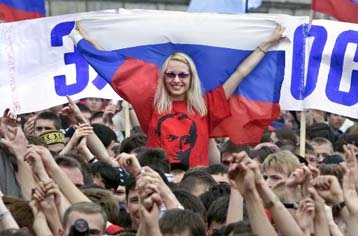 Ξέφρενο γλέντι στην Κόκκινη Πλατεία για τον ένα χρόνο του Πούτιν στην εξουσία