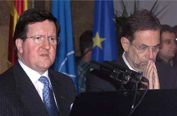 Στο χείλος της αβύσσου η ΠΓΔΜ, προειδοποιεί ο Ρόμπερτσον από τα Σκόπια