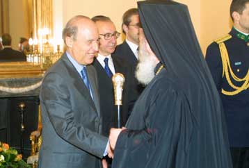 Σημίτης με Χριστόδουλο; Δεν επιβεβαιώνει, ούτε διαψεύδει συνάντηση πρωθυπουργού – Αρχιεπισκόπου ο Ρέ