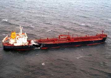 Στις φλόγες πετρελαιοφόρο έξω από το λιμάνι της Κονστάντσα