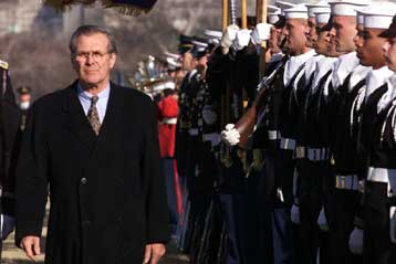 Στρατηγικές αλλαγές μεγάλης κλίμακας προωθεί ο Ράμσφελντ