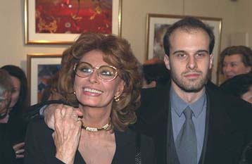 Η Σοφία Λόρεν <I>Ανάμεσα σε ξένους</I>, με σκηνοθέτη το γιο της