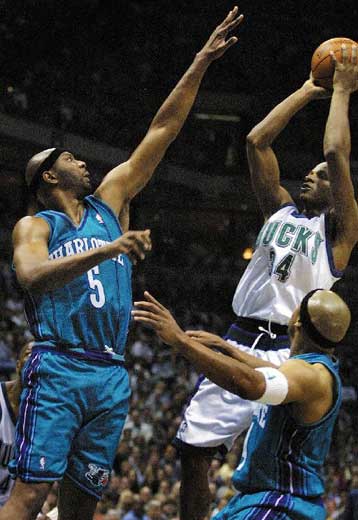 Το Μιλγουόκι προηγείται 1-0 της Σάρλοτ με 104-92