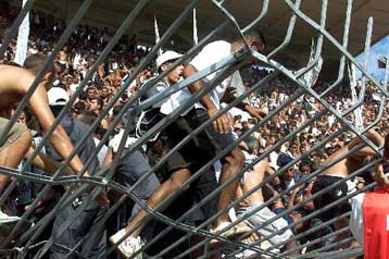 Τουλάχιστον 250 τραυματίες από κατάρρευση κερκίδων σε ιρανικό στάδιο