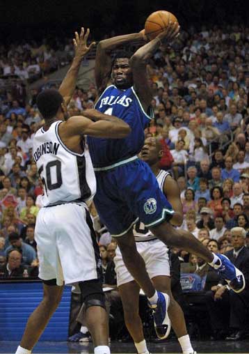 Το Σαν Αντόνιο 94-78 και 1-0 το Ντάλας, αλλά χάνει τον Αντερσον