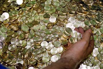 Τρία σενάρια εξετάζει η κυβέρνηση για την εξεύρεση πόρων