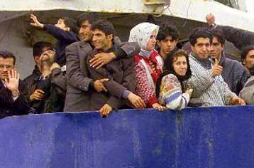 Πλοίο με 500 λαθρομετανάστες εντόπισαν οι τουρκικές Αρχές