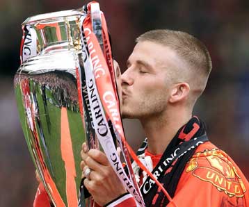 Η Μάντσεστερ στέφτηκε πρωταθλήτρια με ήττα, σιγούρεψε το Champions League η Αρσεναλ, υποβιβάστηκε η