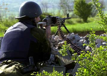 Τα Σκόπια εκκενώνουν τα χωριά και προχωρούν σε νέες επιθέσεις
