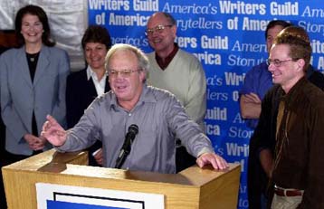 Επιτεύχθηκε συμφωνία μεταξύ σεναριογράφων και παραγωγών του Χόλιγουντ