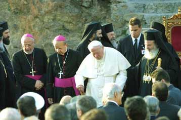 Σε πέντε βασικά σημεία συγκλίνουν Χριστόδουλος και ποντίφικας