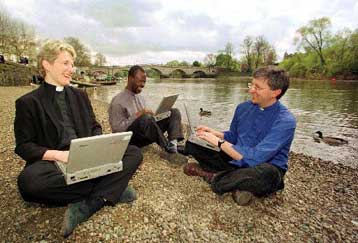 Γερμανοί προτεστάντες παρακολουθούν τη θεία λειτουργία μέσω SMS