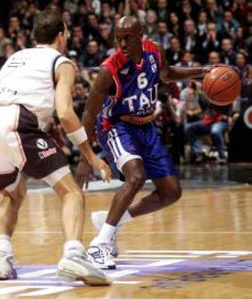 Η Τάου Κεράμικα ισοφάρισε σε 2-2 την Κίντερ στη Euroleague