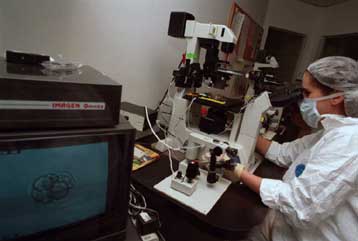 Το ενδεχόμενο να απαγορεύσει συνολικά τον κλωνισμό ανθρώπων εξετάζει ο Καναδάς