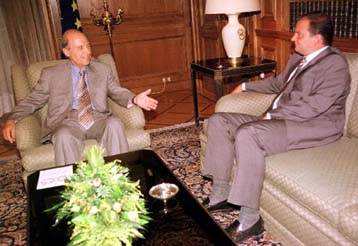 Μια διαφορετική ματιά στη ζωή εκείνων που μας κυβερνούν