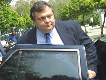 Κυκλοφόρησε η πρώτη επιστημονική έκδοση του αναθεωρημένου Συντάγματος