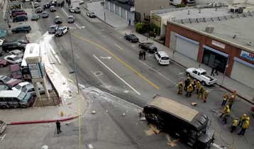 Μια νεκρή και επτά τραυματίες έπειτα από κατάληψη λεωφορείου στο Λος Αντζελες